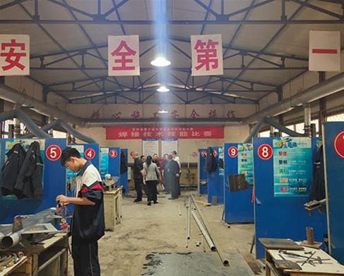 和靈石縣第一職業(yè)高中校領(lǐng)導(dǎo)在?？疾? /></div>
		<h2 id=