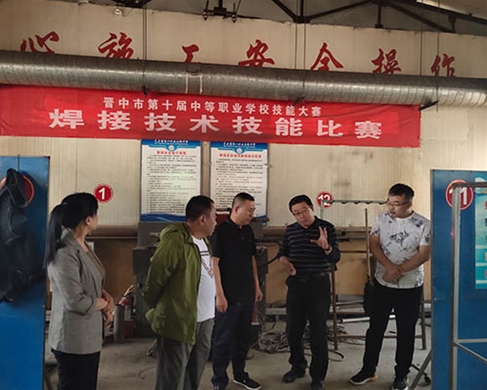 和靈石縣第一職業(yè)高中校領(lǐng)導(dǎo)在?？疾? /></div>
		<h2 id=