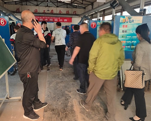 和靈石縣第一職業(yè)高中校領(lǐng)導(dǎo)在?？疾? /></div>
		<h2 id=